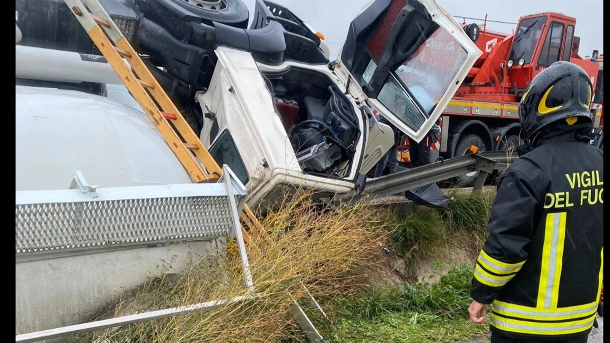 Incidente stradale mortale: inferno di lamiere, chiusa la statale