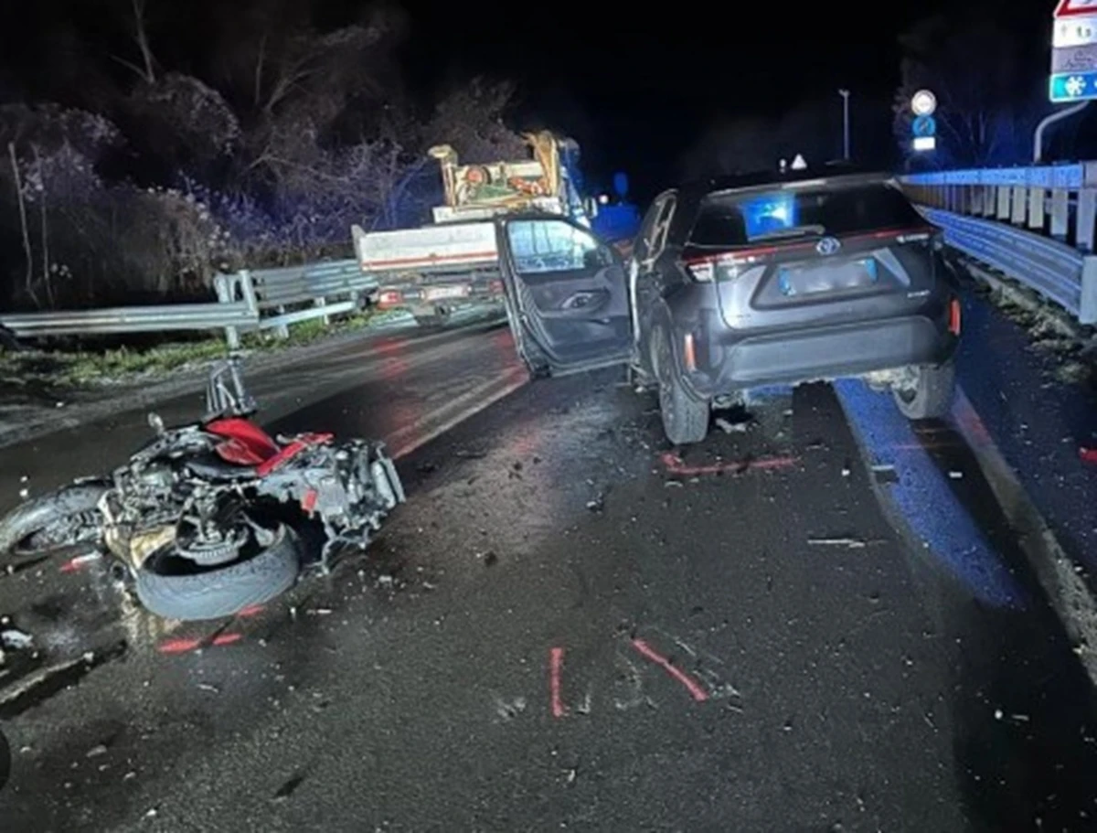 Scene dei soccorsi dopo l'incidente stradale con suv e moto