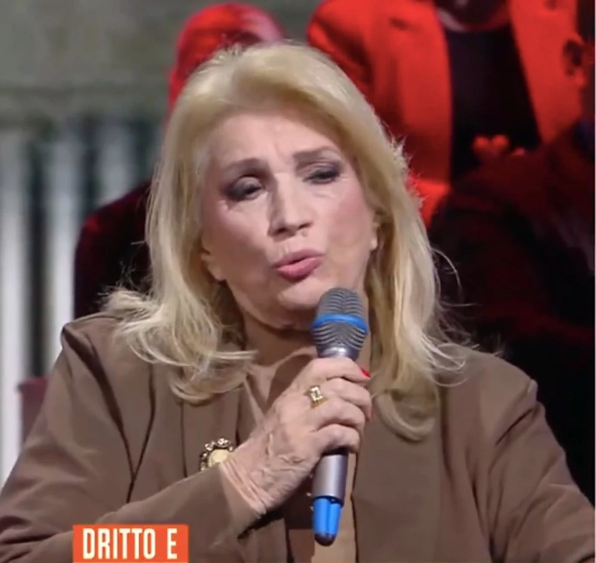 Iva Zanicchi in primo piano, espressione decisa