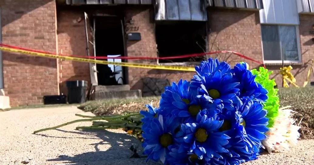 Edificio annerito dalle fiamme dopo l'incendio mortale