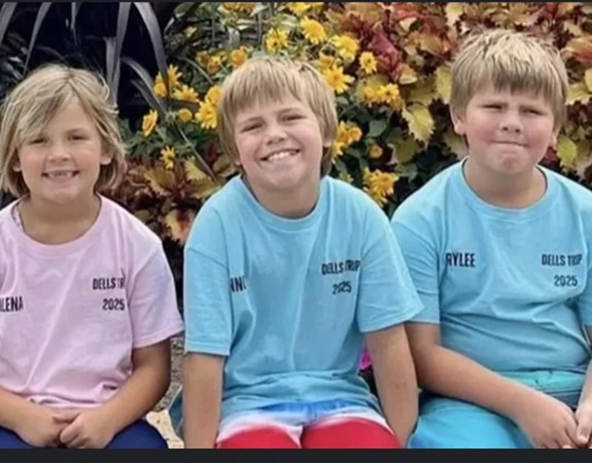 Vigili del fuoco davanti all'edificio colpito dall'incendio a Kenosha