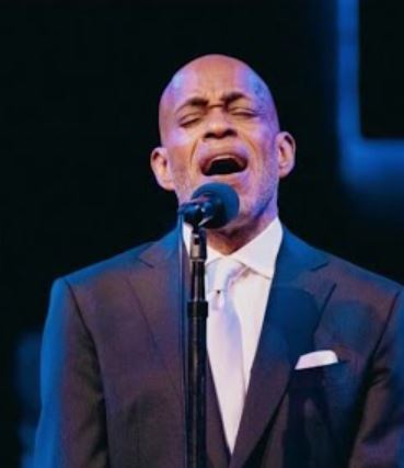 Los Angeles, il cantante Jubilant Sykes ucciso a coltellate: arrestato il figlio del 71enne