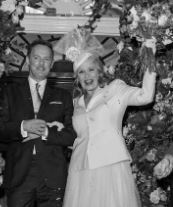 Kim Cattrall, nozze in segreto a Londra: i 12 invitati e l'abito della star di "Sex and the City"