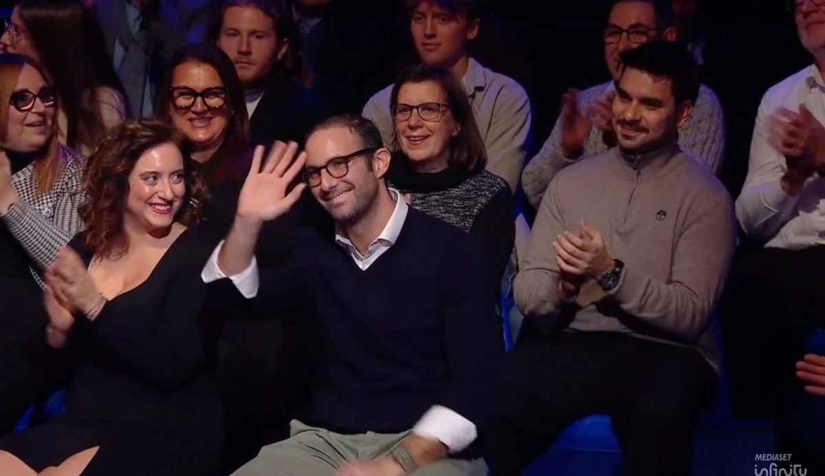 Gerry Scotti scherza sulla famiglia di Edoardo, battuta in studio