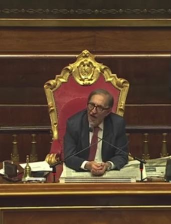 Bagarre in Senato: Gasparri provoca il M5S sui “banchi a rotelle” ed è caos. Interviene La Russa