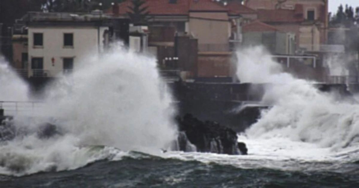 Allerta meteo, giovedì da incubo: scuole chiuse e allarme cicloni