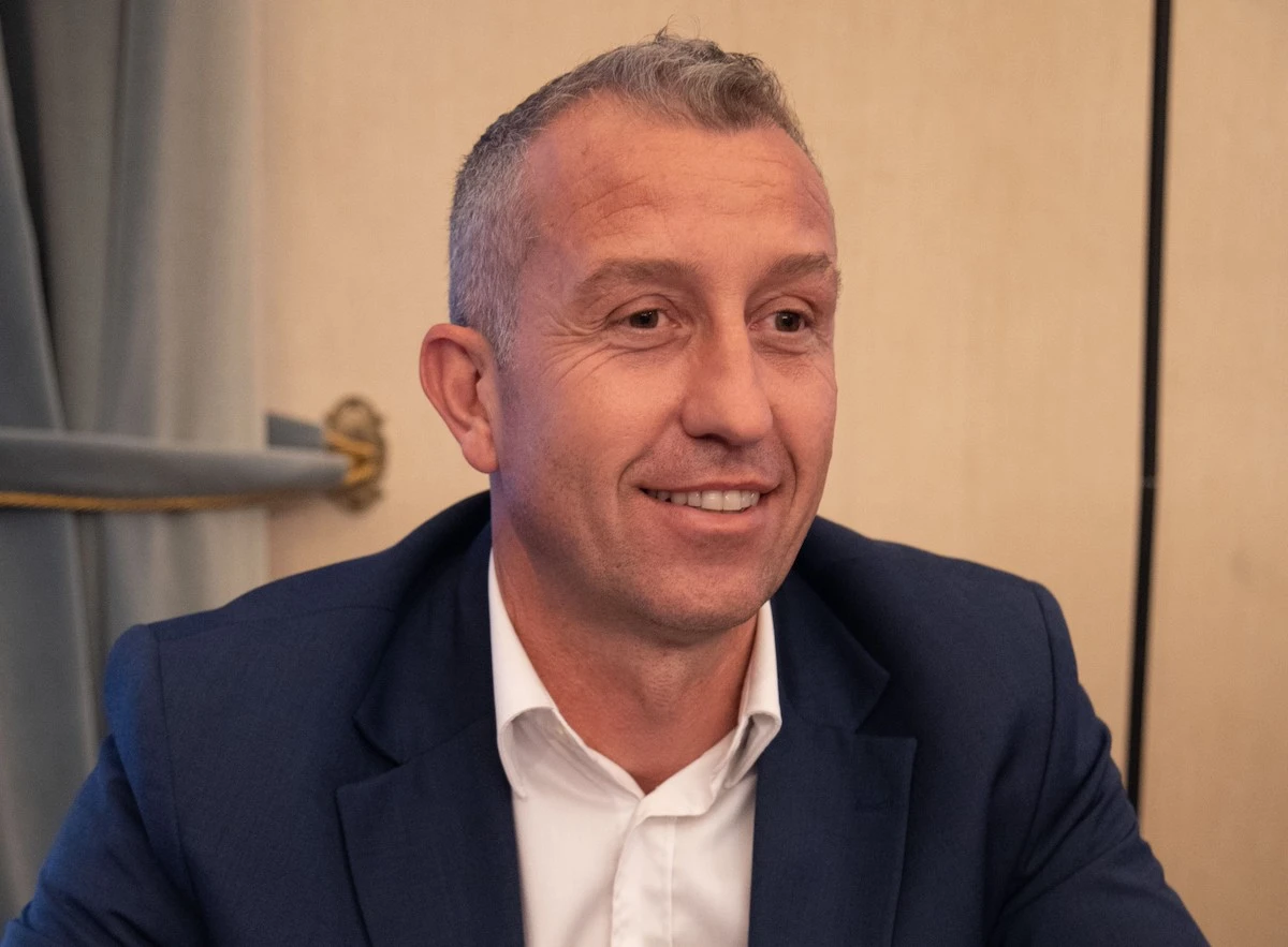 Foto di Mattia Missiroli in un contesto istituzionale