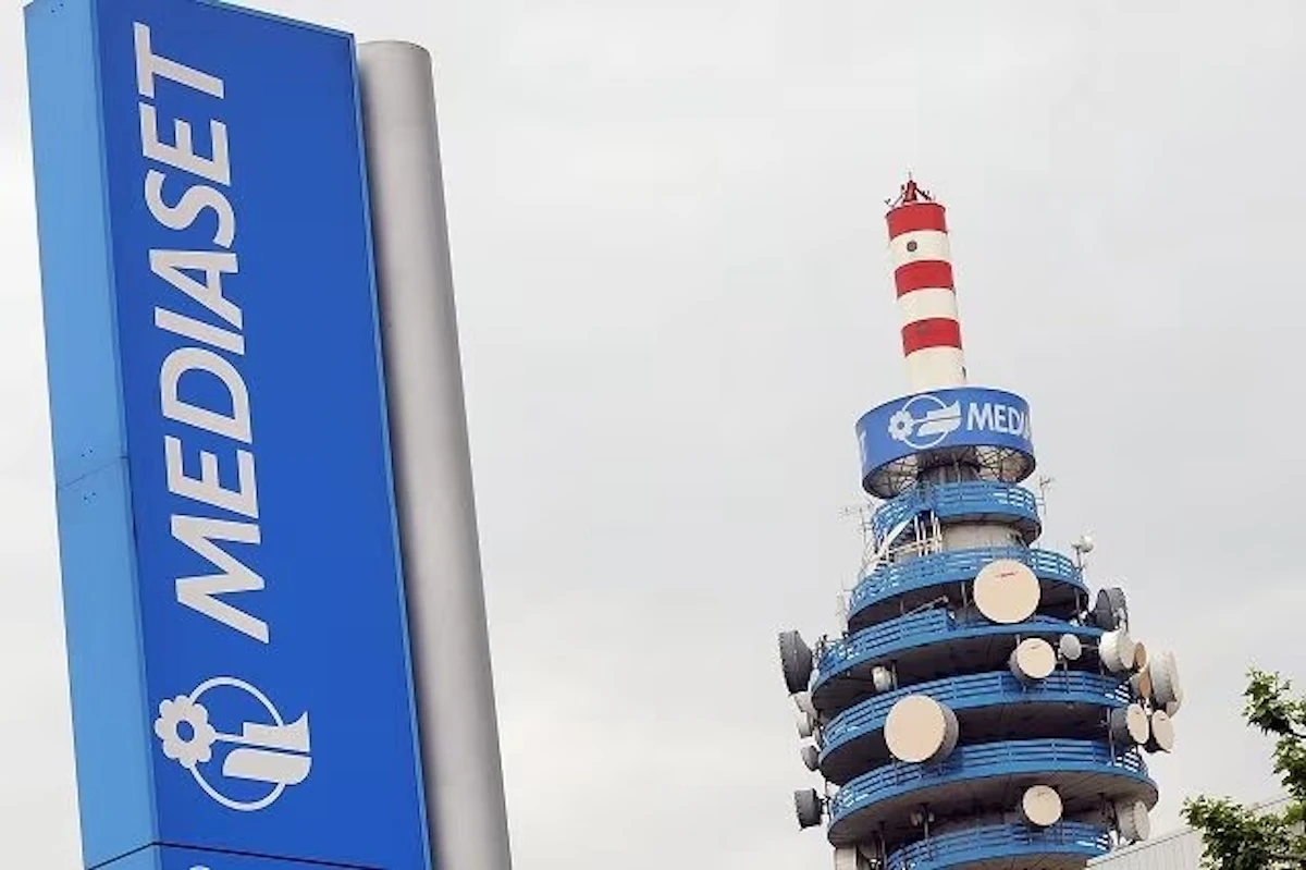 Logo e grafica dei canali Mediaset coinvolti nel messaggio a reti unificate
