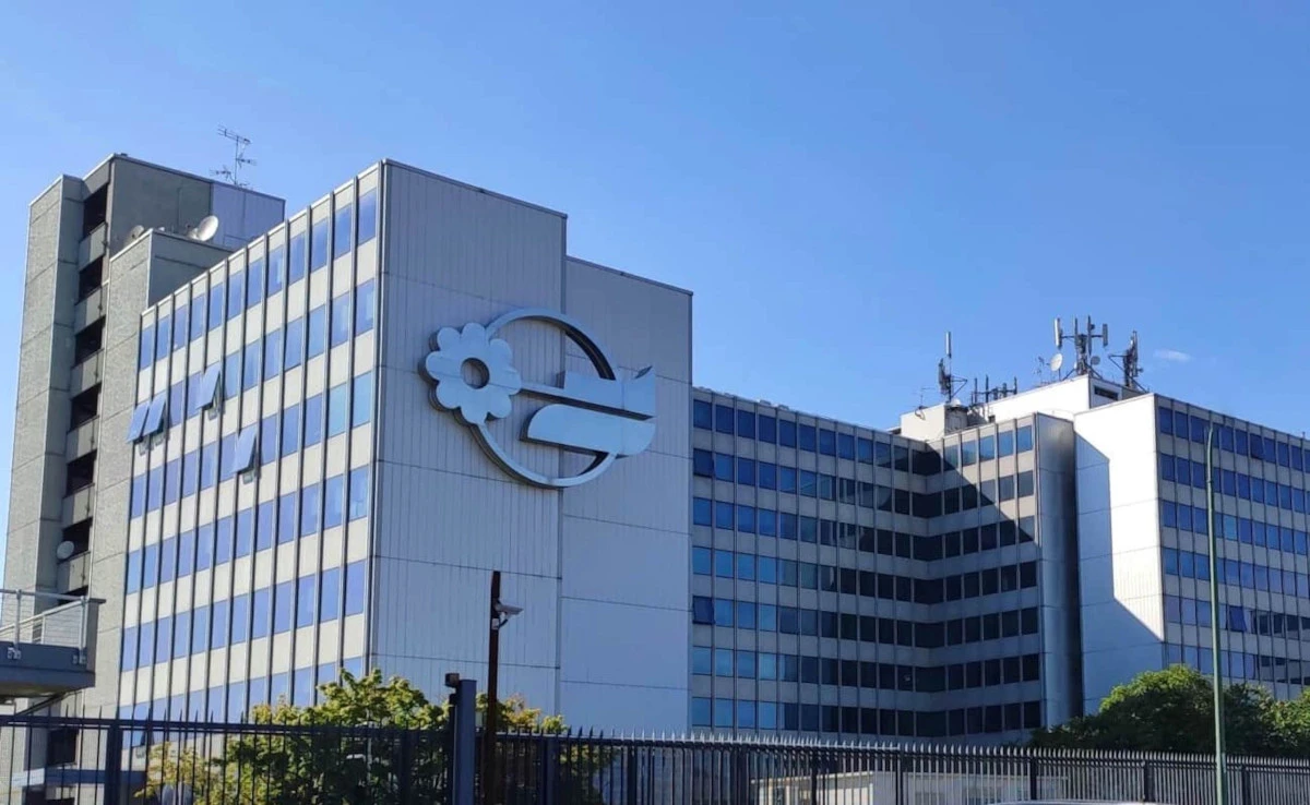 Sede e logo Mediaset all'esterno degli studi televisivi