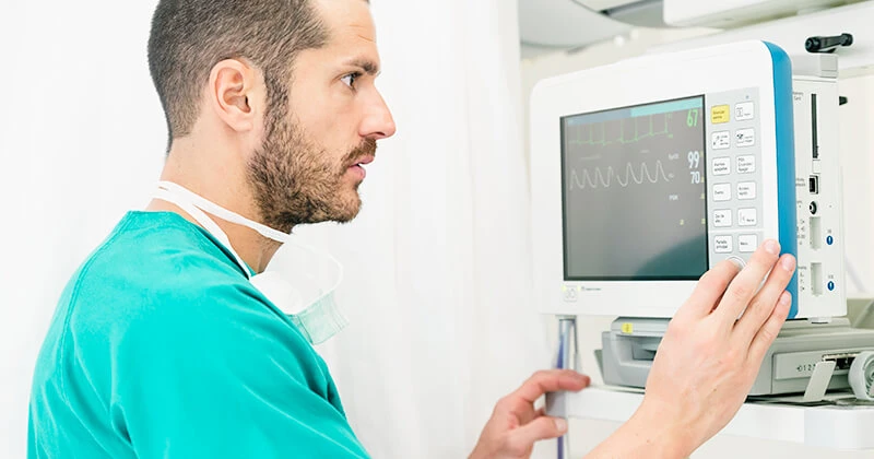 Medico che esegue un test in ospedale per la diagnosi di meningioma