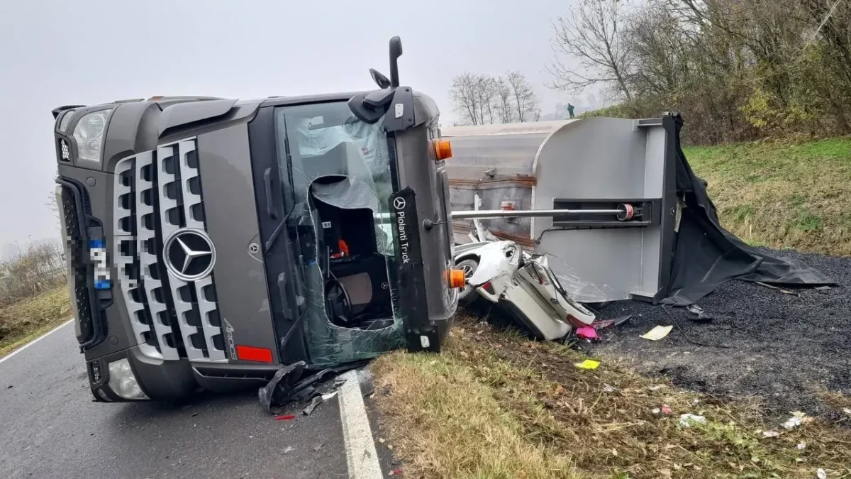 Vigili del fuoco intervengono dopo il ribaltamento del camion su via Romagne, Molinella