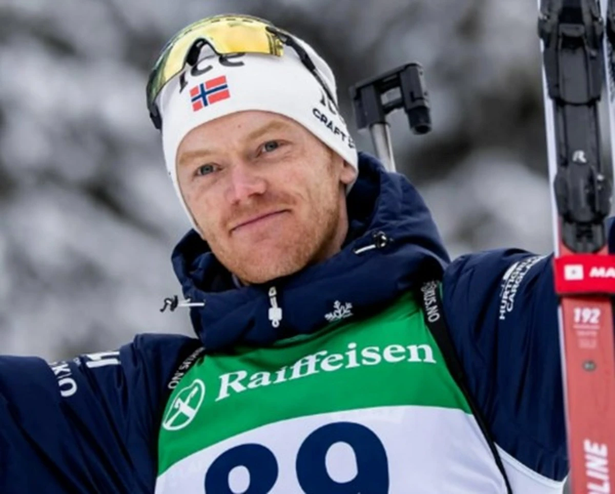 Panoramica di atleta di biathlon in allenamento sulla neve