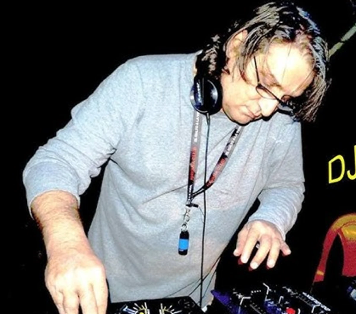 Ritratto di Dj Mozart, protagonista della scena dance italiana