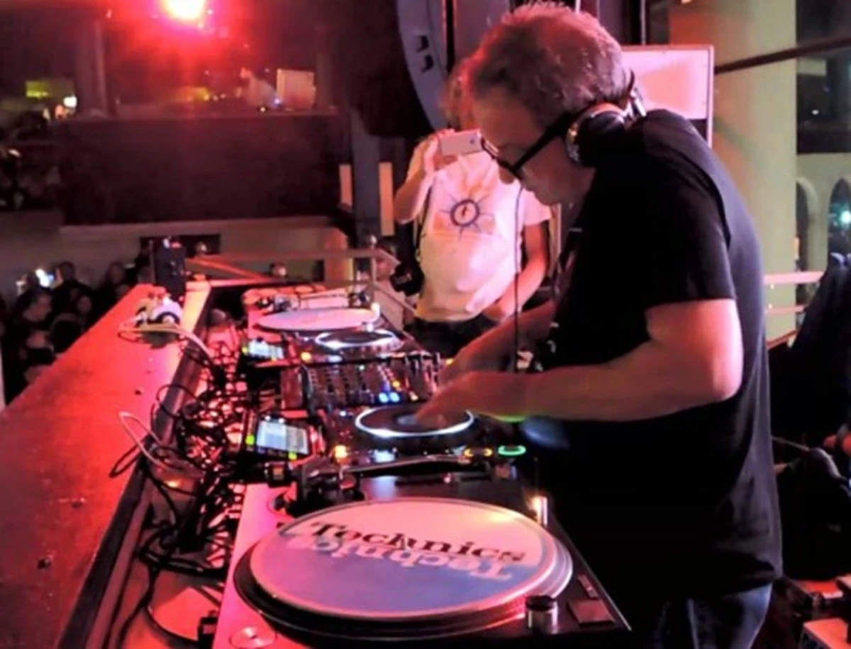 Dj Mozart durante una performance dal vivo nei club italiani