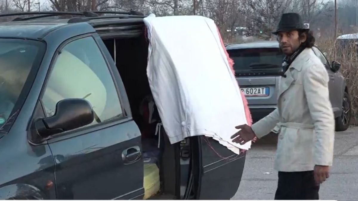 Eredita la casa del padre ma fa una terribile scoperta: “Vivo in macchina, mi manca lavarmi”. Cos’è successo, atroce