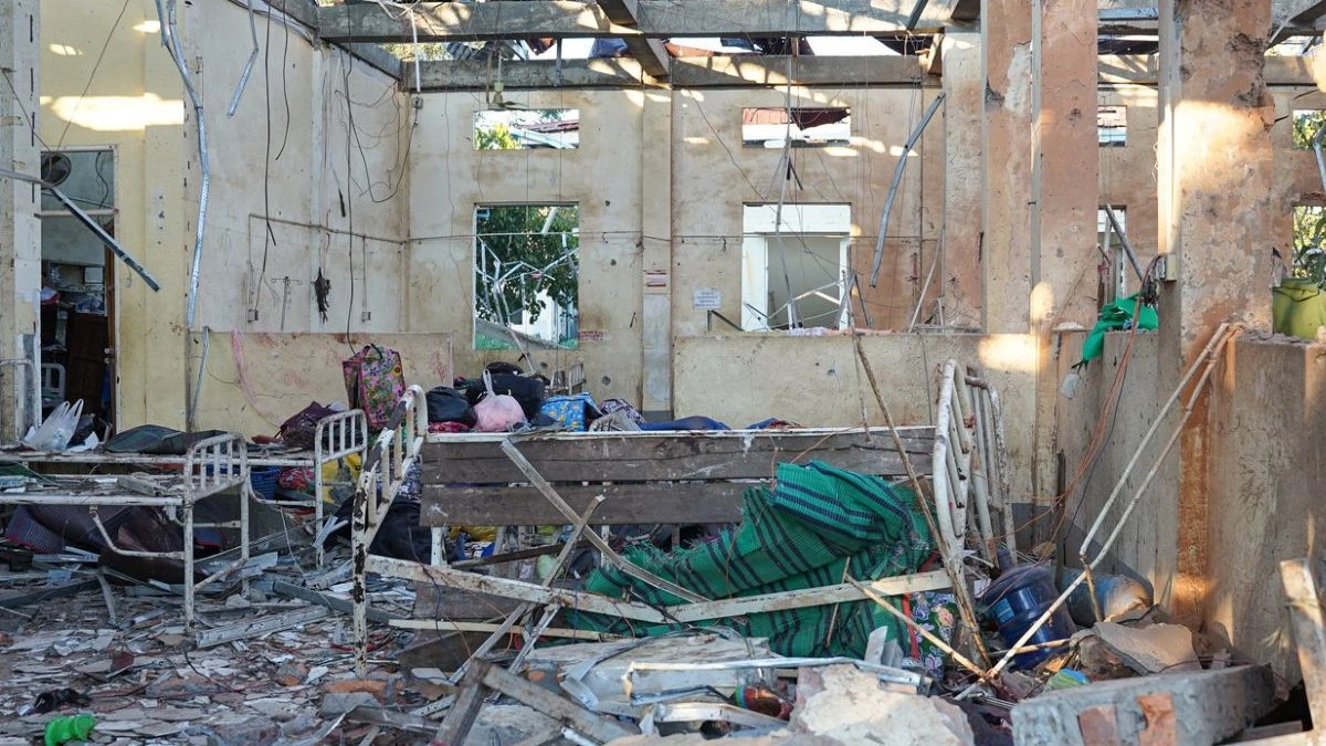 Ospedale distrutto dopo bombardamento aereo in Myanmar