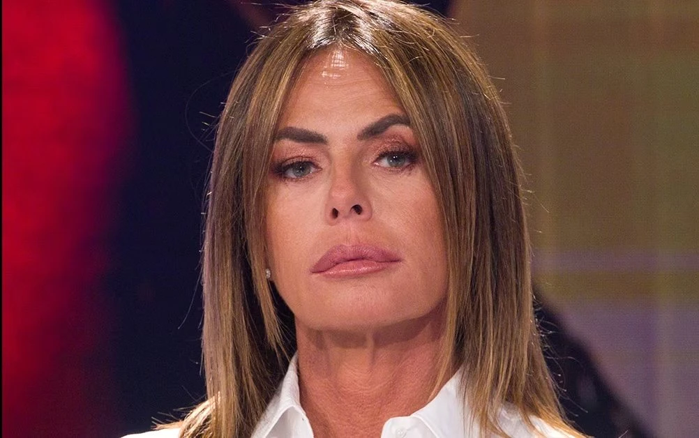 La conduttrice Paola Perego pochi istanti prima della caduta al GialappaShow