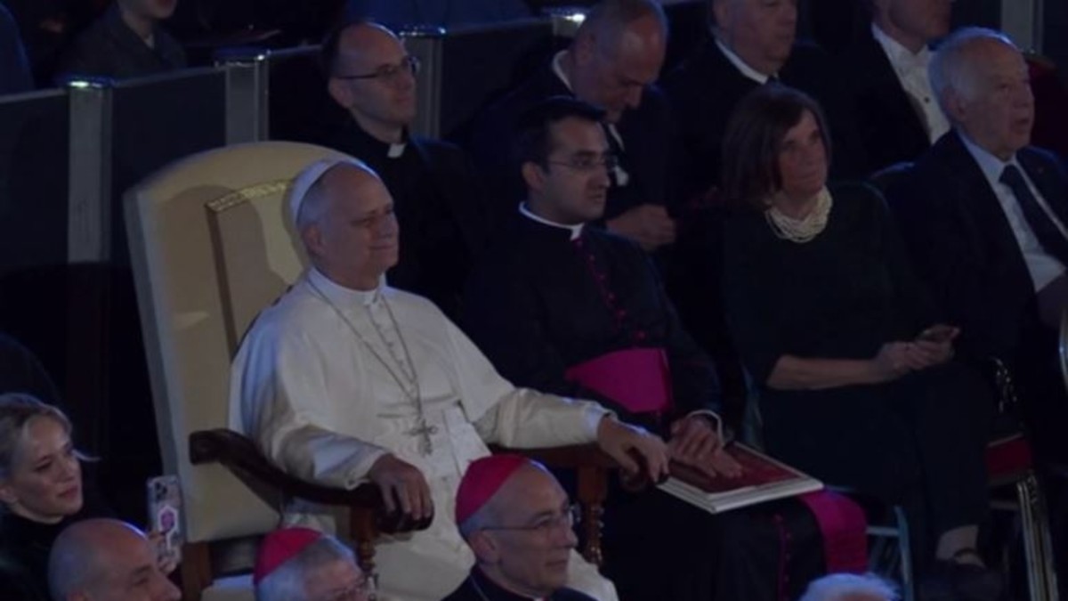 Papa Leone al concerto di Michael Bublè, il suo gesto non passa inosservato: guardate che fa! (VIDEO) Papa Leone al concerto di Michael Bublè, il suo gesto non passa inosservato: guardate che fa! (VIDEO)