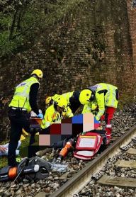Auto vola giù dal cavalcavia mentre arriva il treno: orrore in Italia. Immagini tremende a Piacenza