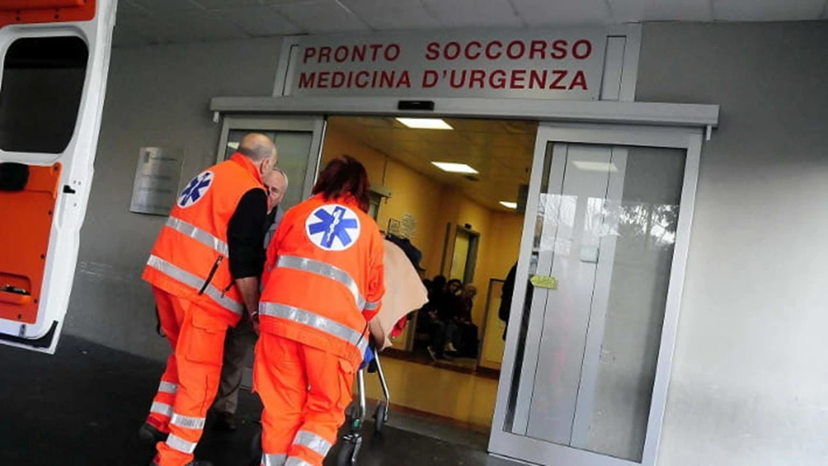 Ingresso di un pronto soccorso italiano di notte