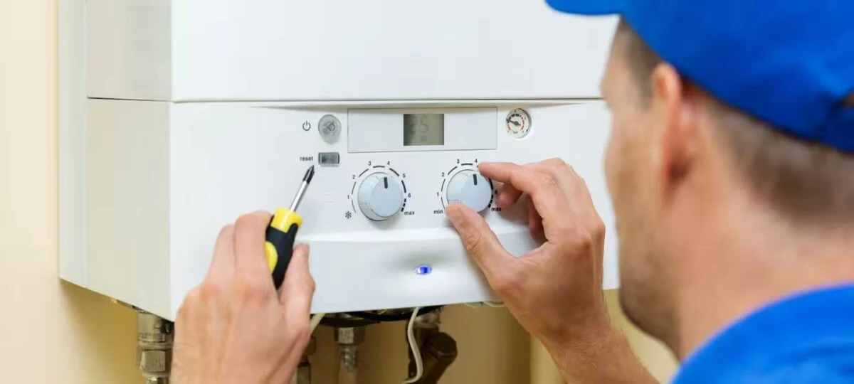 Dettaglio tecnico di revisione e controllo su caldaia domestica