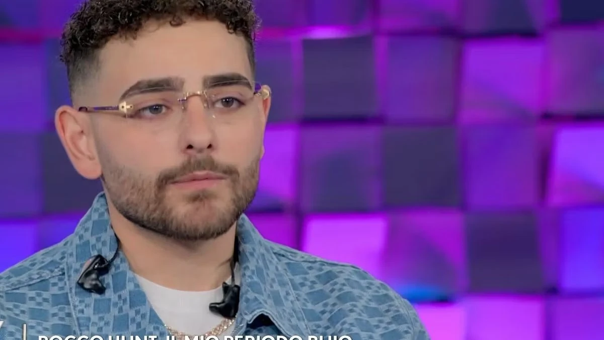 Rocco Hunt in primo piano, foto di repertorio