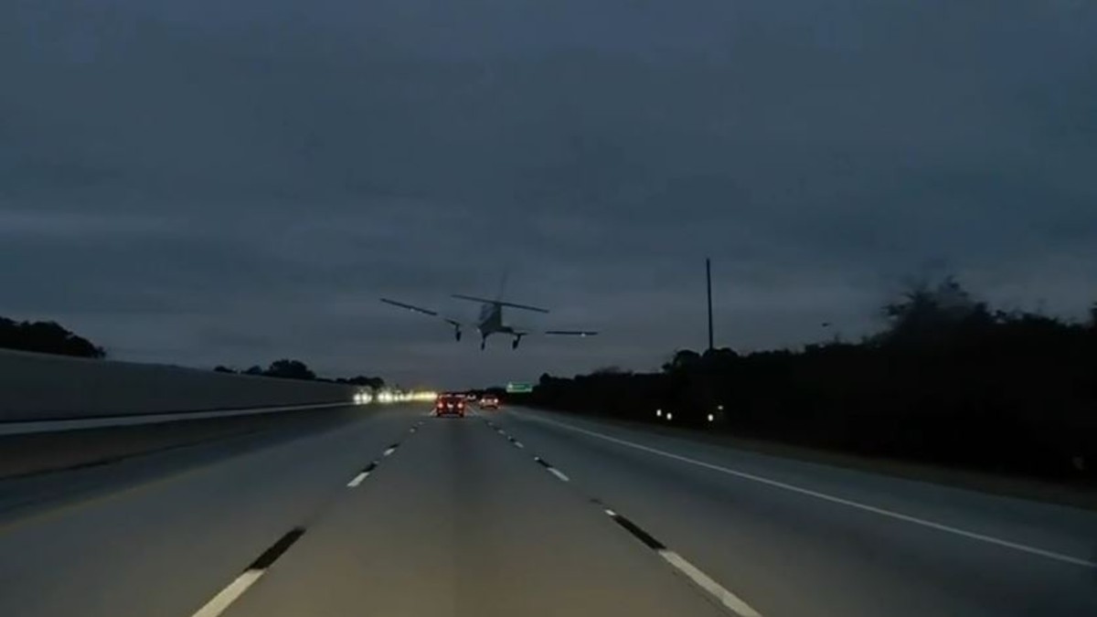 Aereo perde quota e atterra su una macchina in autostrada: la scena incredibile (VIDEO)