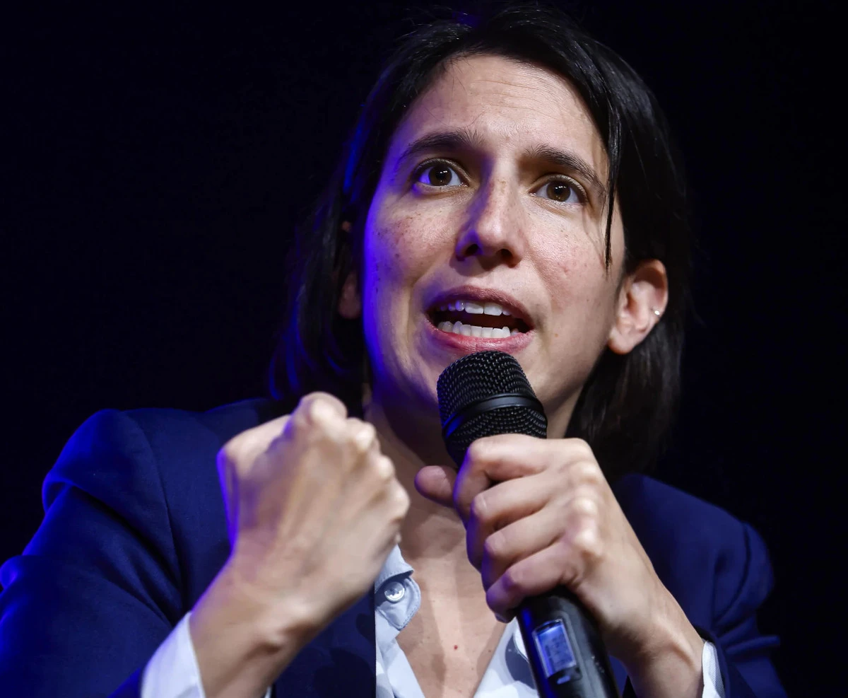 Elly Schlein ritratta durante un evento pubblico