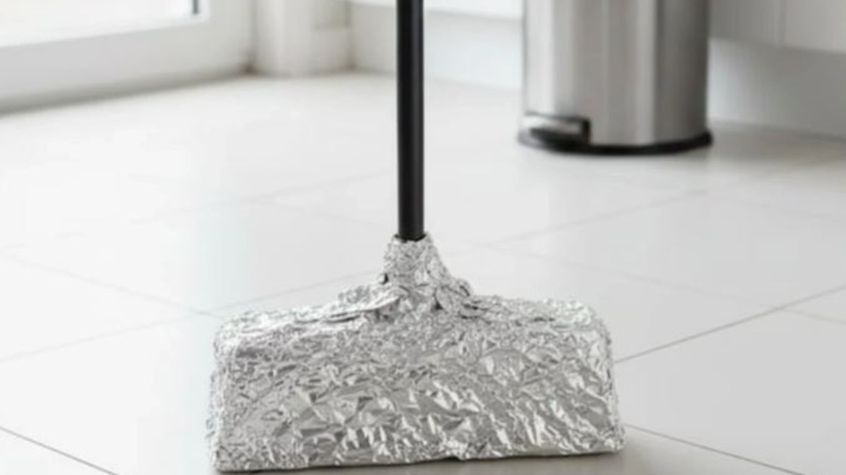 Scopa e foglio di alluminio, il trucco che cambia le pulizie: perché funziona e quando usarlo