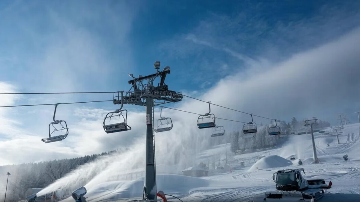 Seggiovia in montagna nella località sciistica di Piancavallo