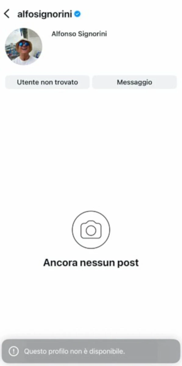 Alfonso Signorini in uno scatto a figura intera durante un evento pubblico