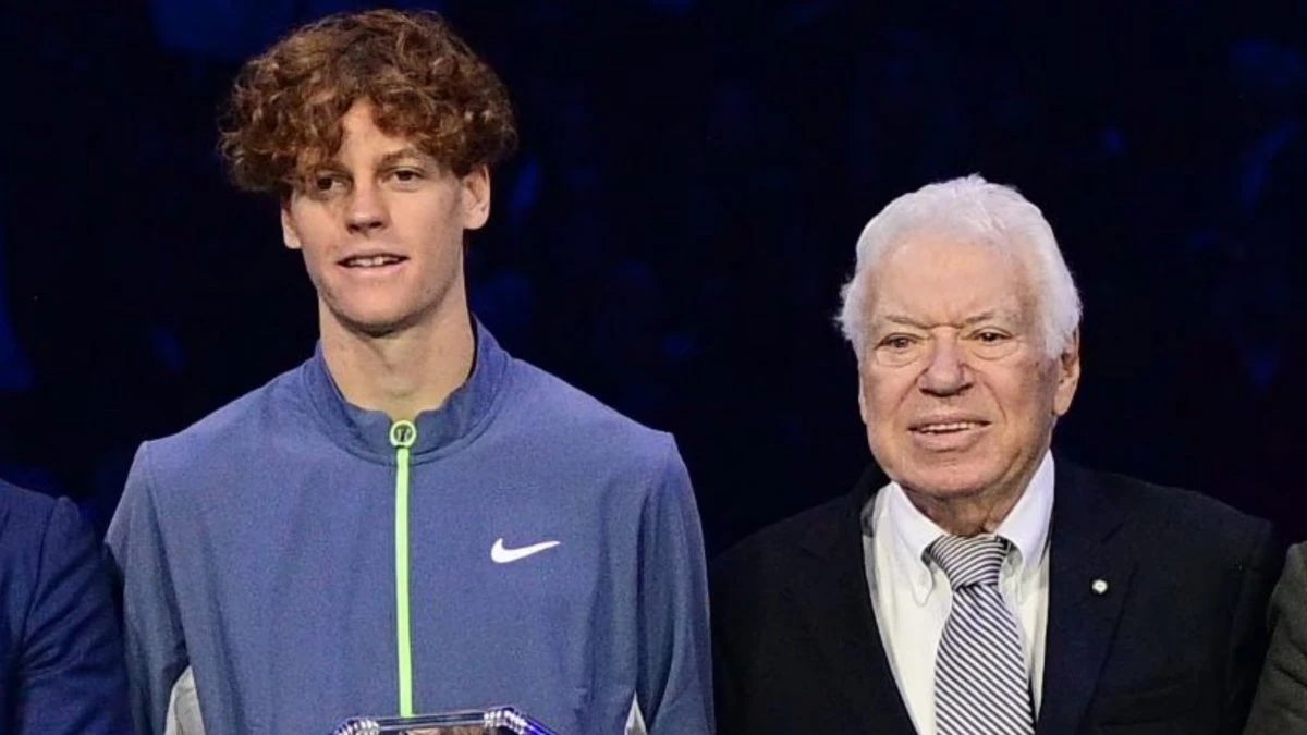 Jannik Sinner in campo durante un match di tennis