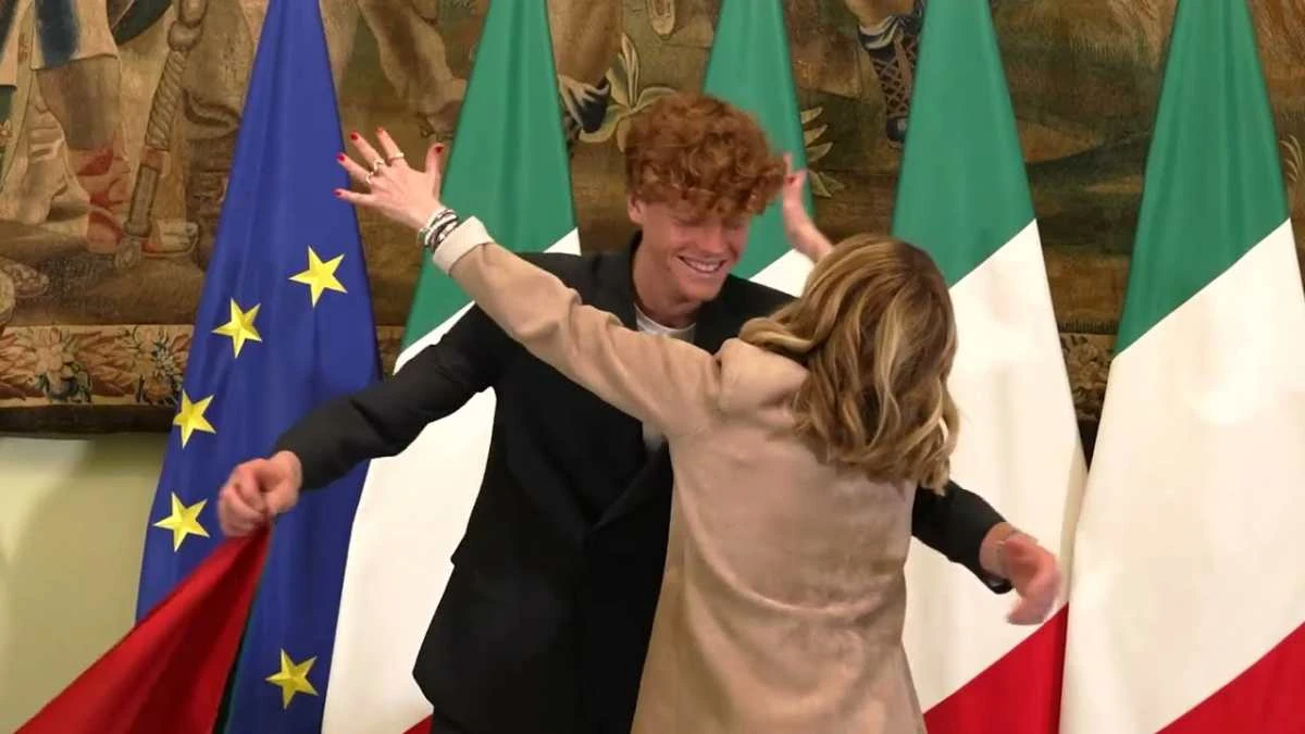 Jannik Sinner e Giorgia Meloni in un fotomontaggio simbolico sul sondaggio YouTrend