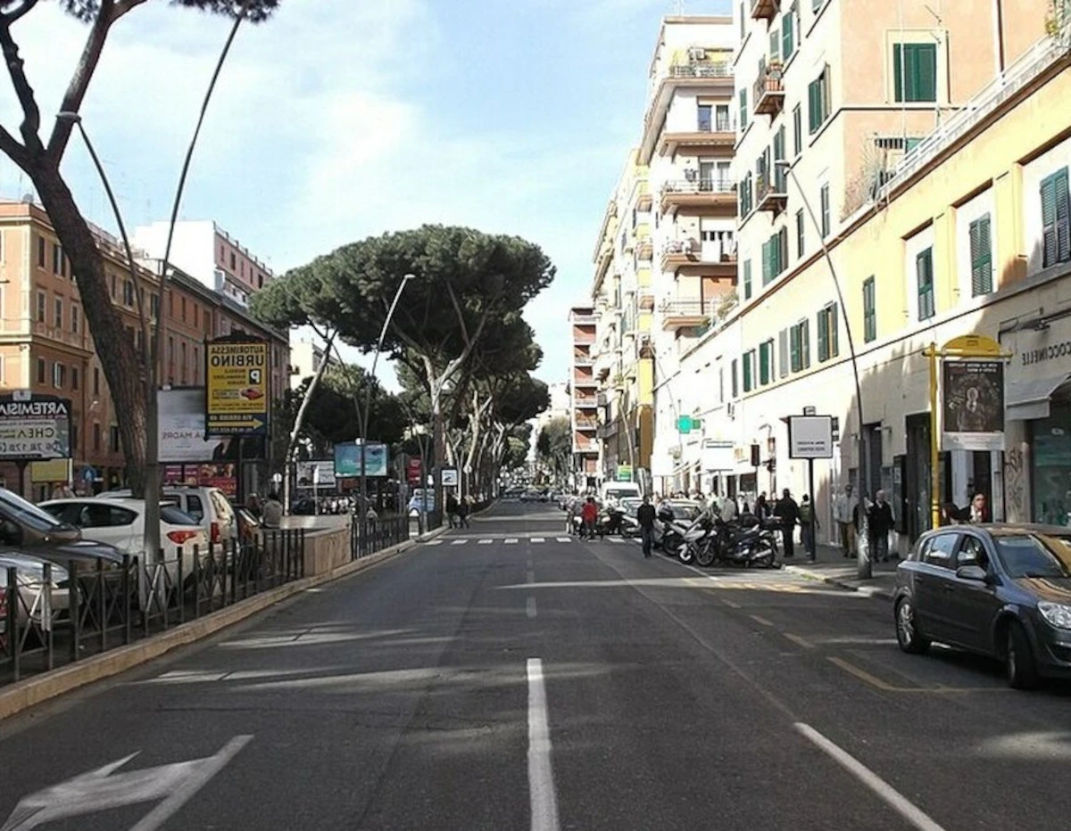Strada di città con passaggio di mezzi di soccorso