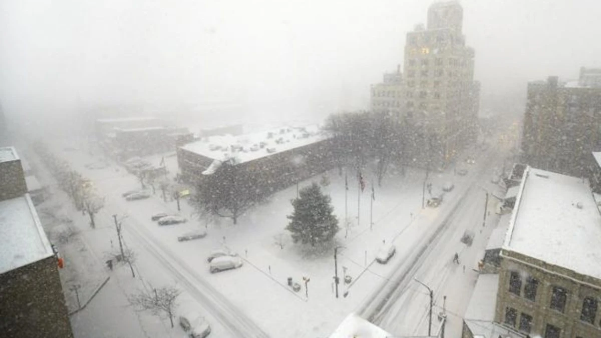 Tempesta di neve a New York che ricopre strade e grattacieli