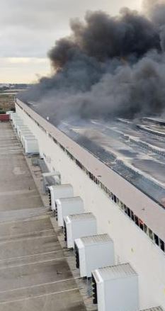 Bari, maxi incendio al Terminal Puglia: fiamme alte 10 metri e vigili del fuoco sul posto