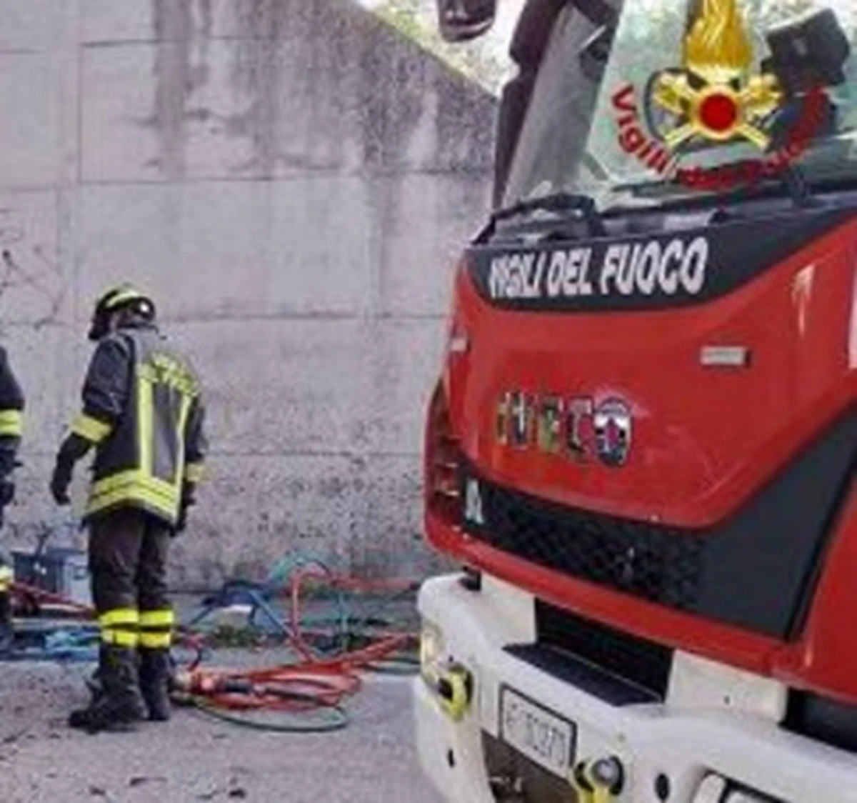 Vigili del fuoco impegnati nelle operazioni di recupero
