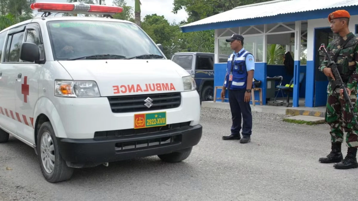 Soccorritori al lavoro davanti alla casa di riposo in fiamme a Manado