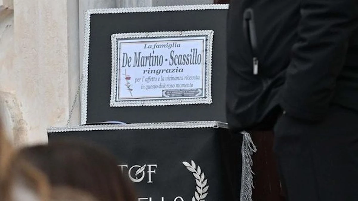 Persone riunite in chiesa per il funerale di Enrico De Martino