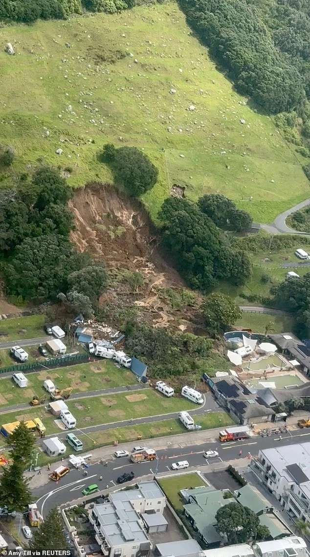 Veduta dall’alto della zona colpita dalla frana con mezzi di soccorso al lavoro