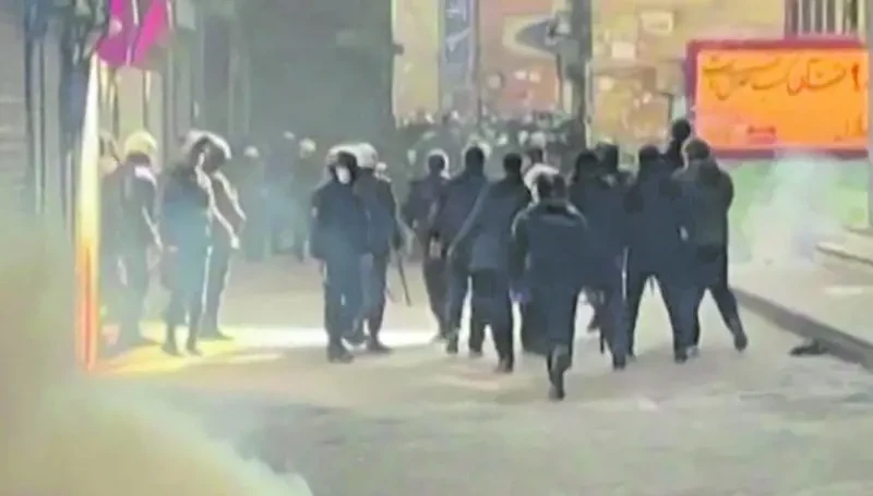 Folla di manifestanti nelle strade iraniane