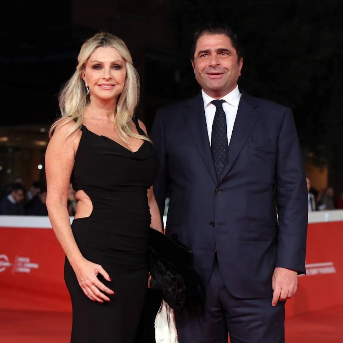 Primo piano di Paola Ferrari durante una trasmissione televisiva