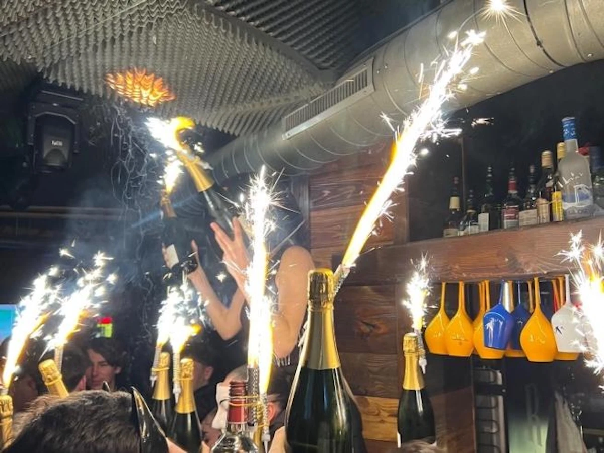 Immagine dal locale Le Constellation a Crans-Montana prima dell’incendio di Capodanno