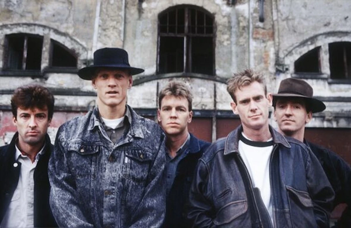 Rob Hirst alla batteria durante un concerto dei Midnight Oil