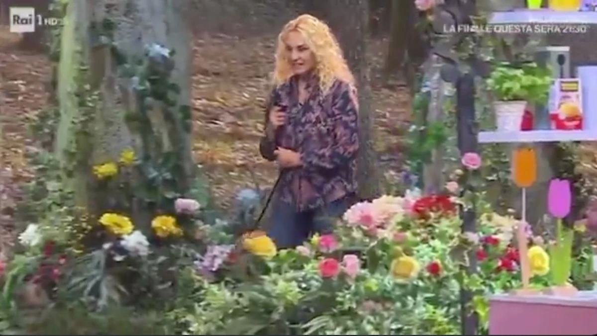 Antonella Clerici nello studio di È sempre mezzogiorno durante l'annuncio della sorpresa