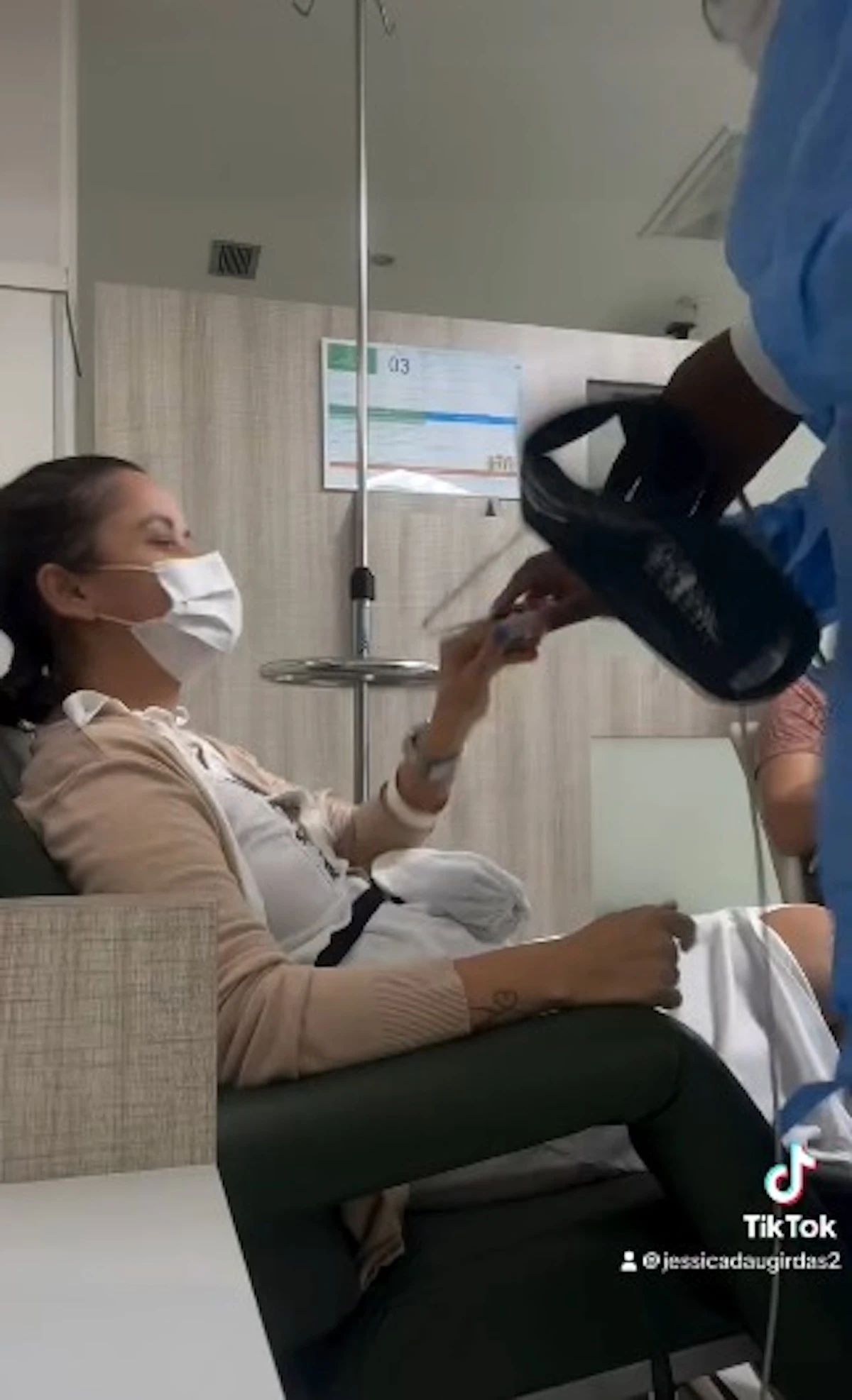 Foto condivisa sui social durante il periodo del ricovero