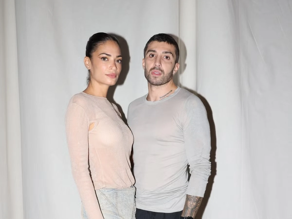 Elodie a Capodanno a Napoli circondata da amici in discoteca