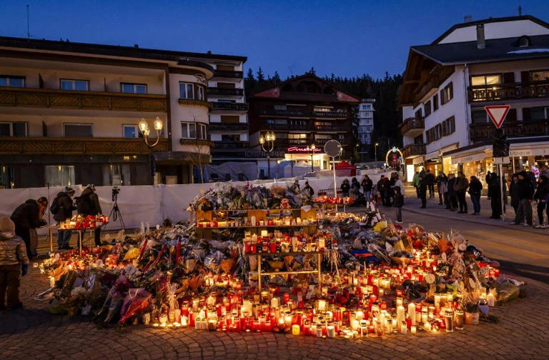 Immagini dall'interno del locale Le Constellation durante i momenti precedenti all'incendio