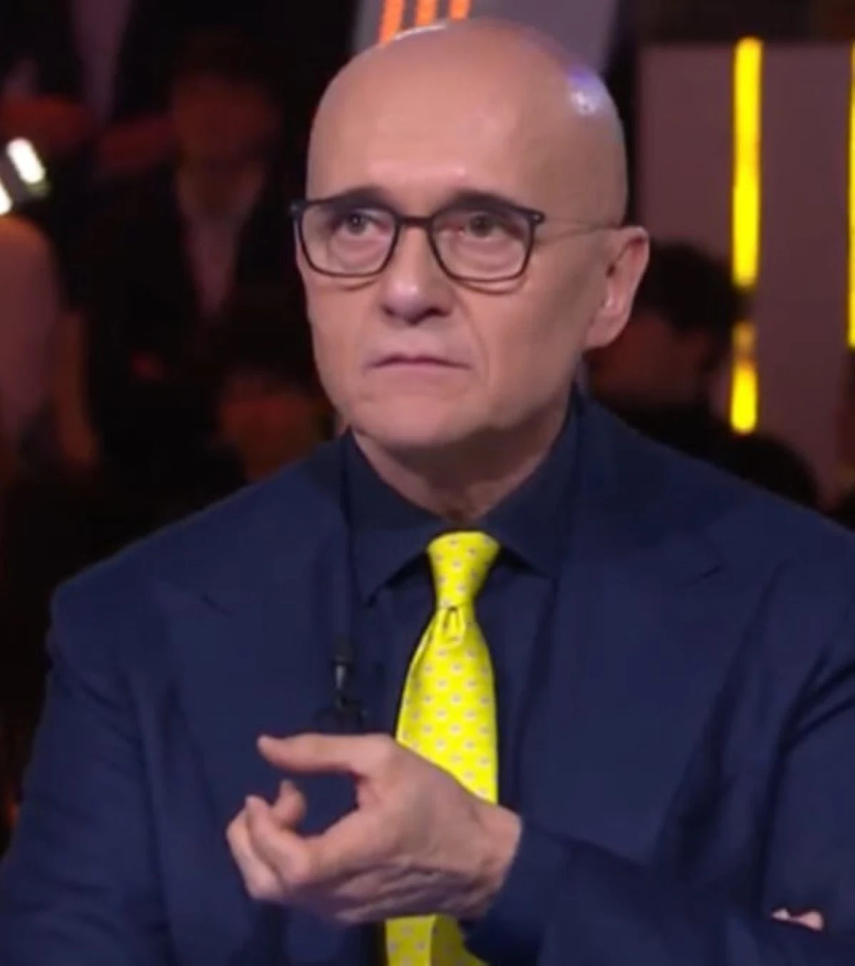 Alfonso Signorini in studio televisivo