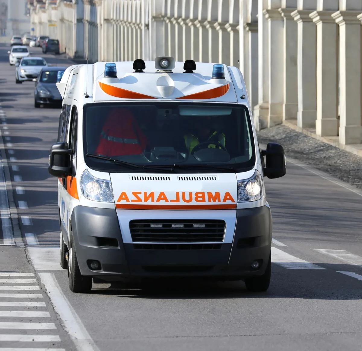 Ambulanza in servizio di emergenza, immagine di repertorio